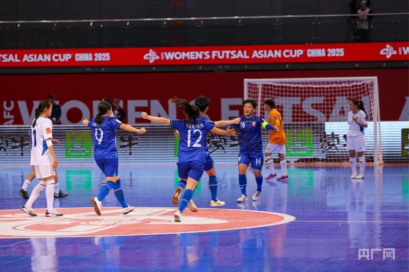 爱游戏在线-亚洲杯女足赛事精彩纷呈，球迷热情高涨