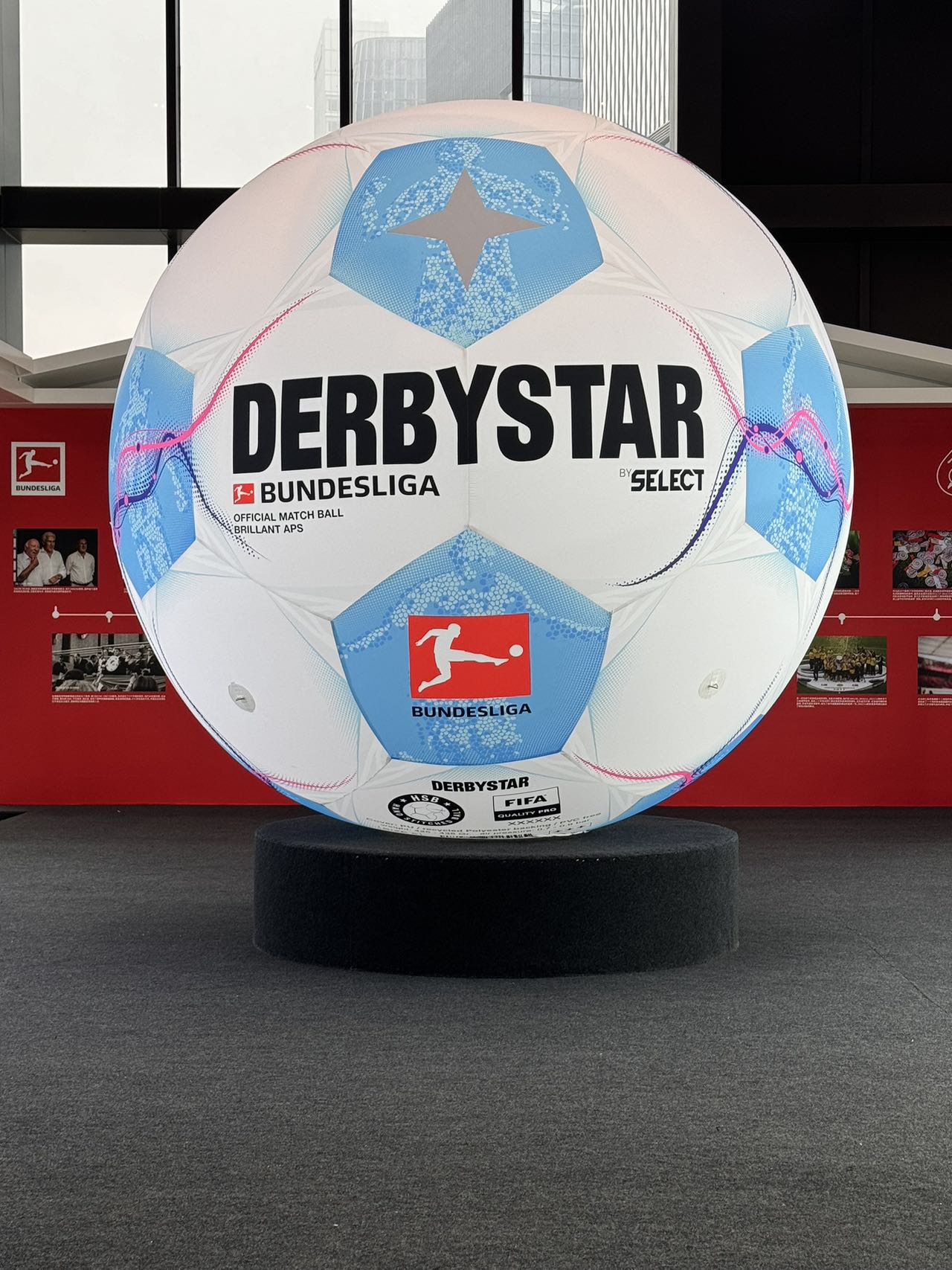 爱游戏官网-足球场上的热血派对吸引着无数观众！