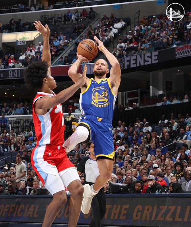 篮球璀璨，名将耀眼，快来感受赛场无限魅力！的简单介绍