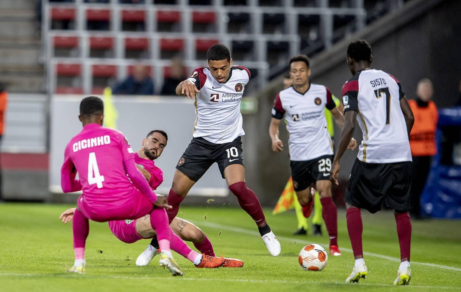 包含足球比赛在天气炎热中进行,体能受到考验的词条 包含足球比赛在天气炎热中进行,体能受到考验的词条