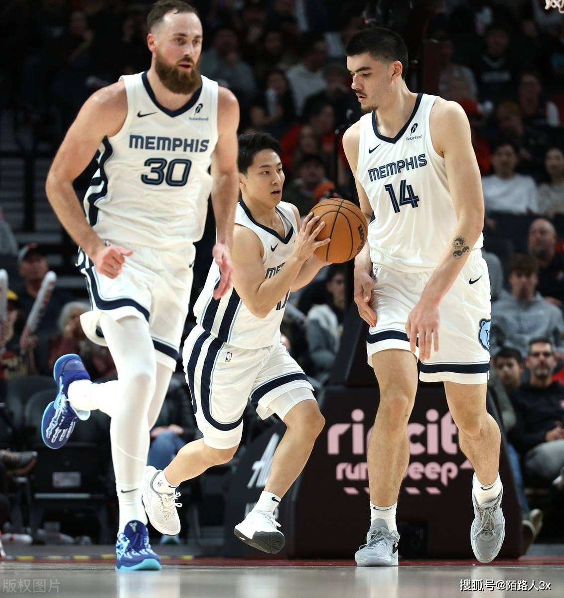 开拓者欣喜接连签约两名球员 开拓者欣喜接连签约两名球员