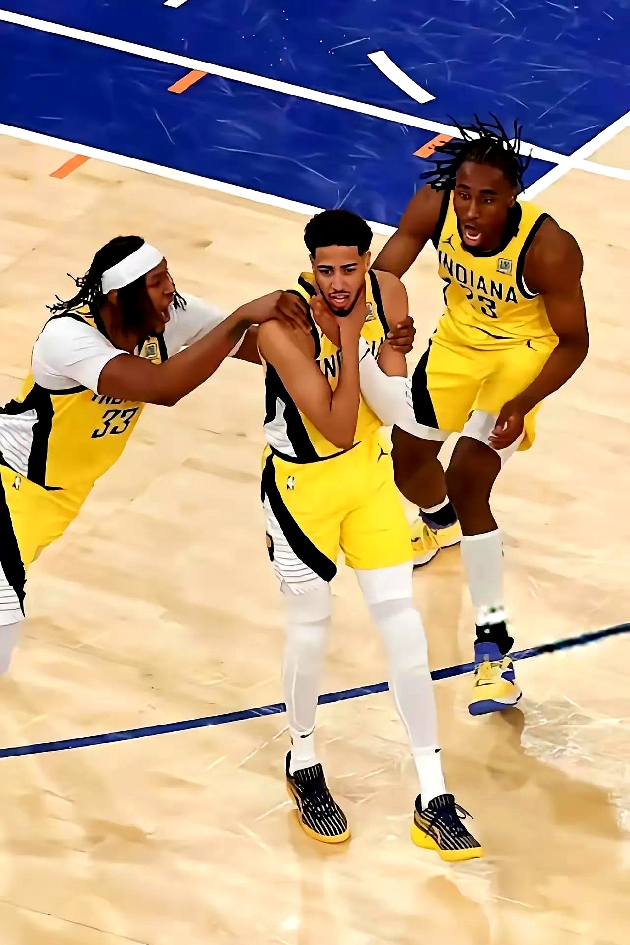 关于雄鹿取胜步行者,字母哥力拼梅罗夺得场上至高荣誉的信息 关于雄鹿取胜步行者,字母哥力拼梅罗夺得场上至高荣誉的信息