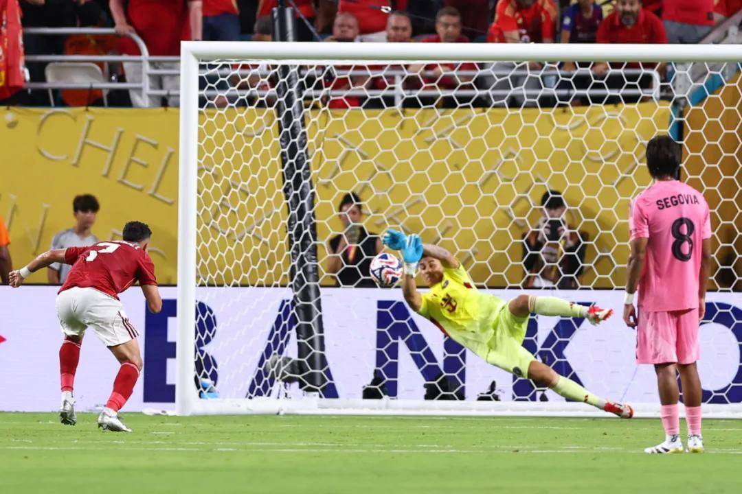 爱游戏在线-精彩足球演绎逆袭传奇，多名球员表现出色的简单介绍