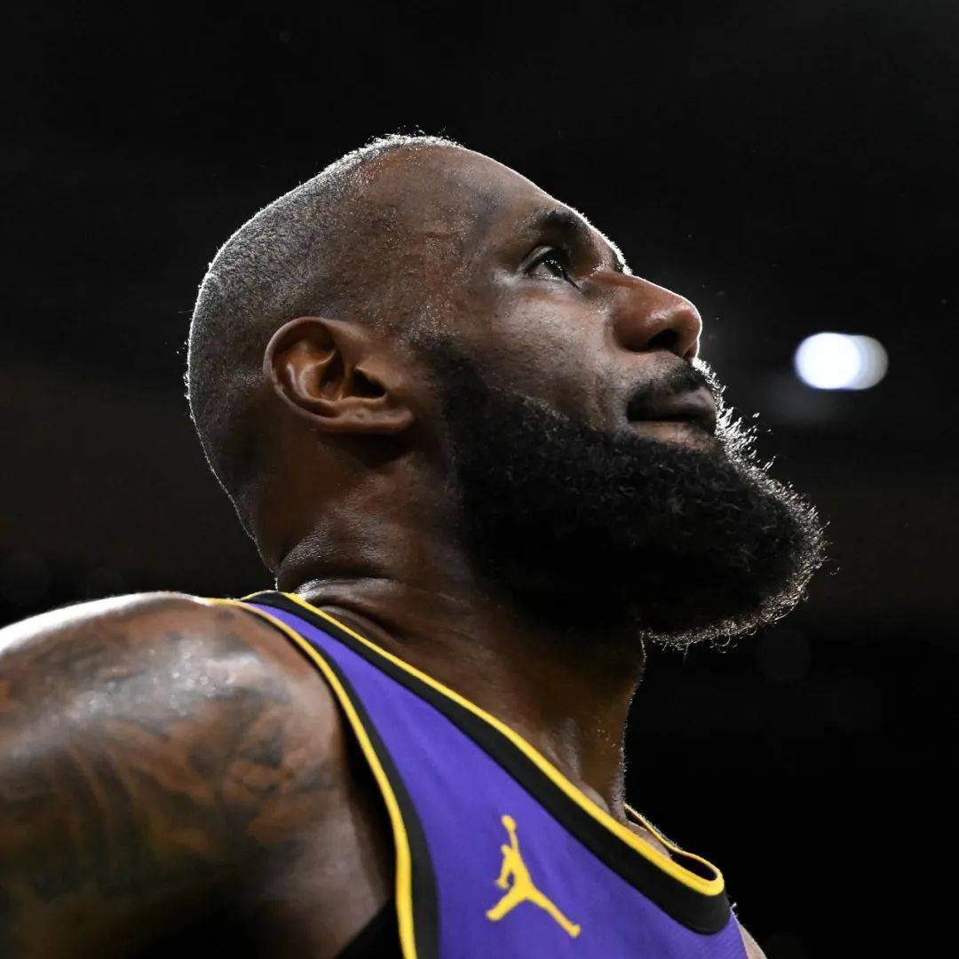 爱游戏-湖人击败国王，詹姆斯戴维斯火力全开双塔表现抢眼