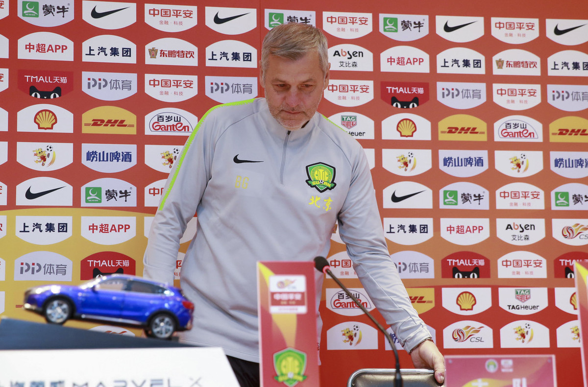 关于足球赛场热闹非凡,名将蓄势待发的信息 关于足球赛场热闹非凡,名将蓄势待发的信息