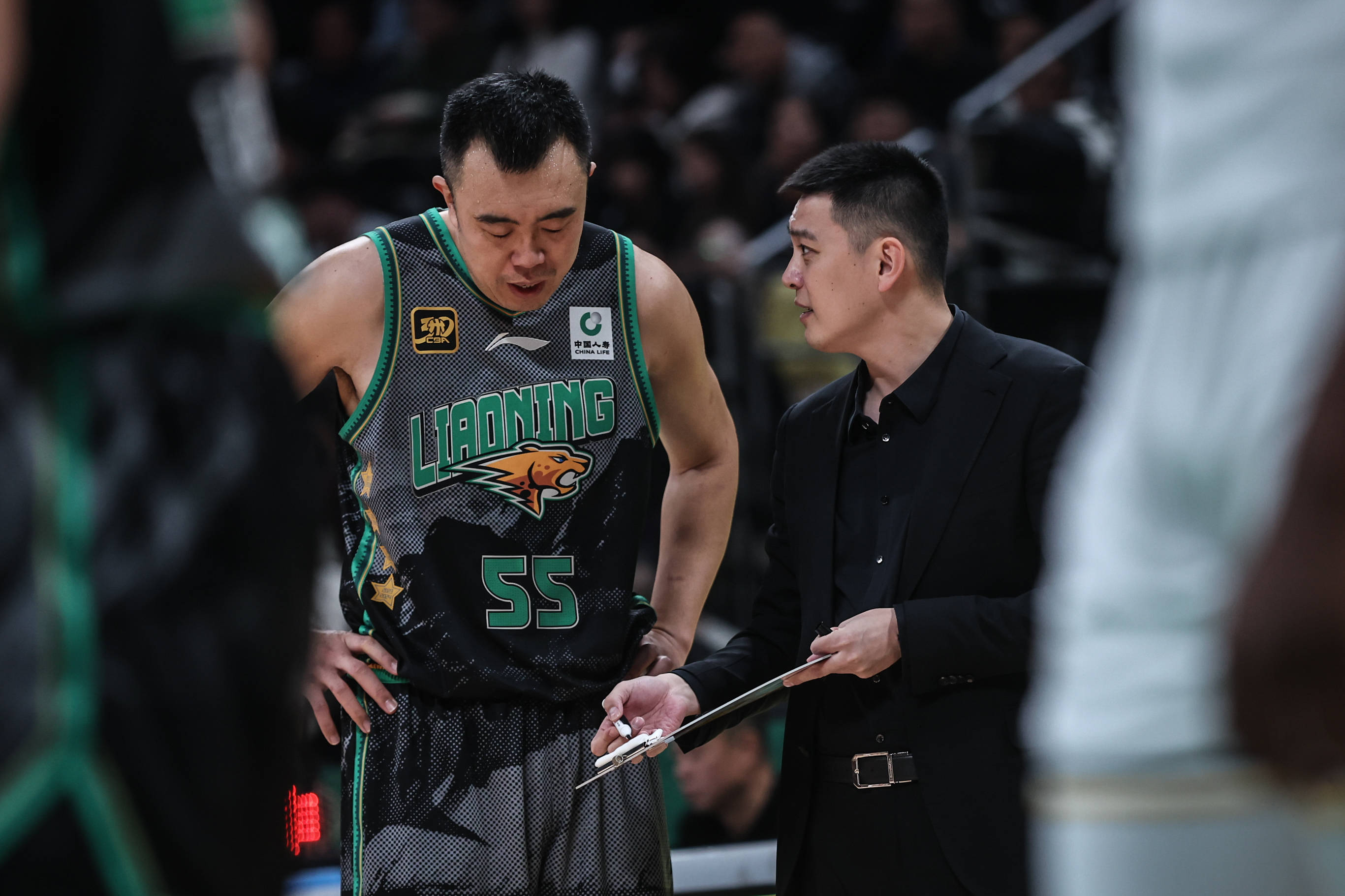 辽宁男篮豪取连胜，稳坐榜首