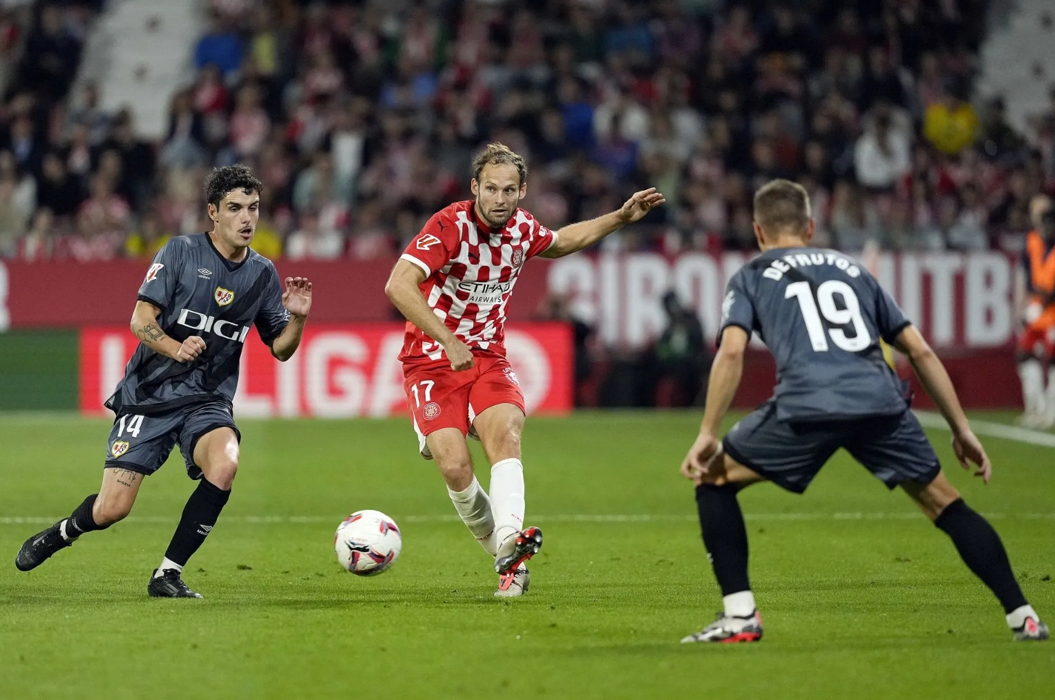 关于巴列卡诺主场逼平皇马,齐达内遭遇连续三轮不胜的信息 关于巴列卡诺主场逼平皇马,齐达内遭遇连续三轮不胜的信息