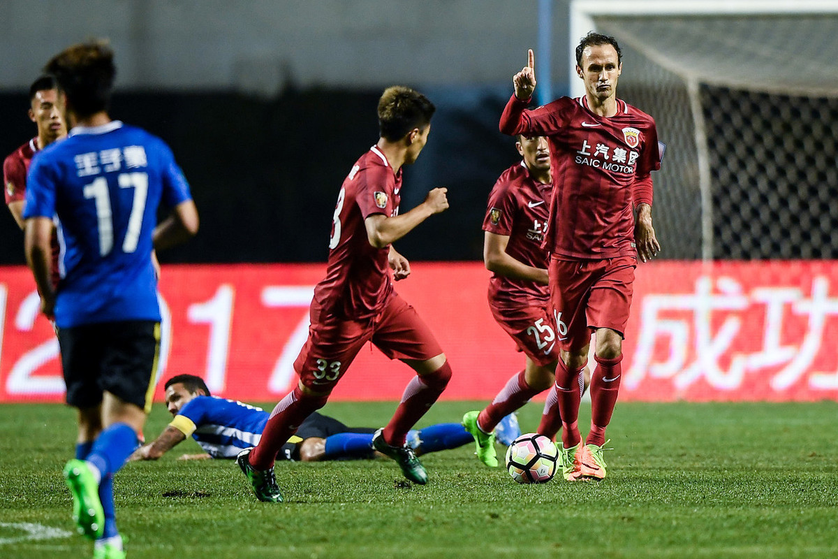 里昂主教练对球队表现感到满意