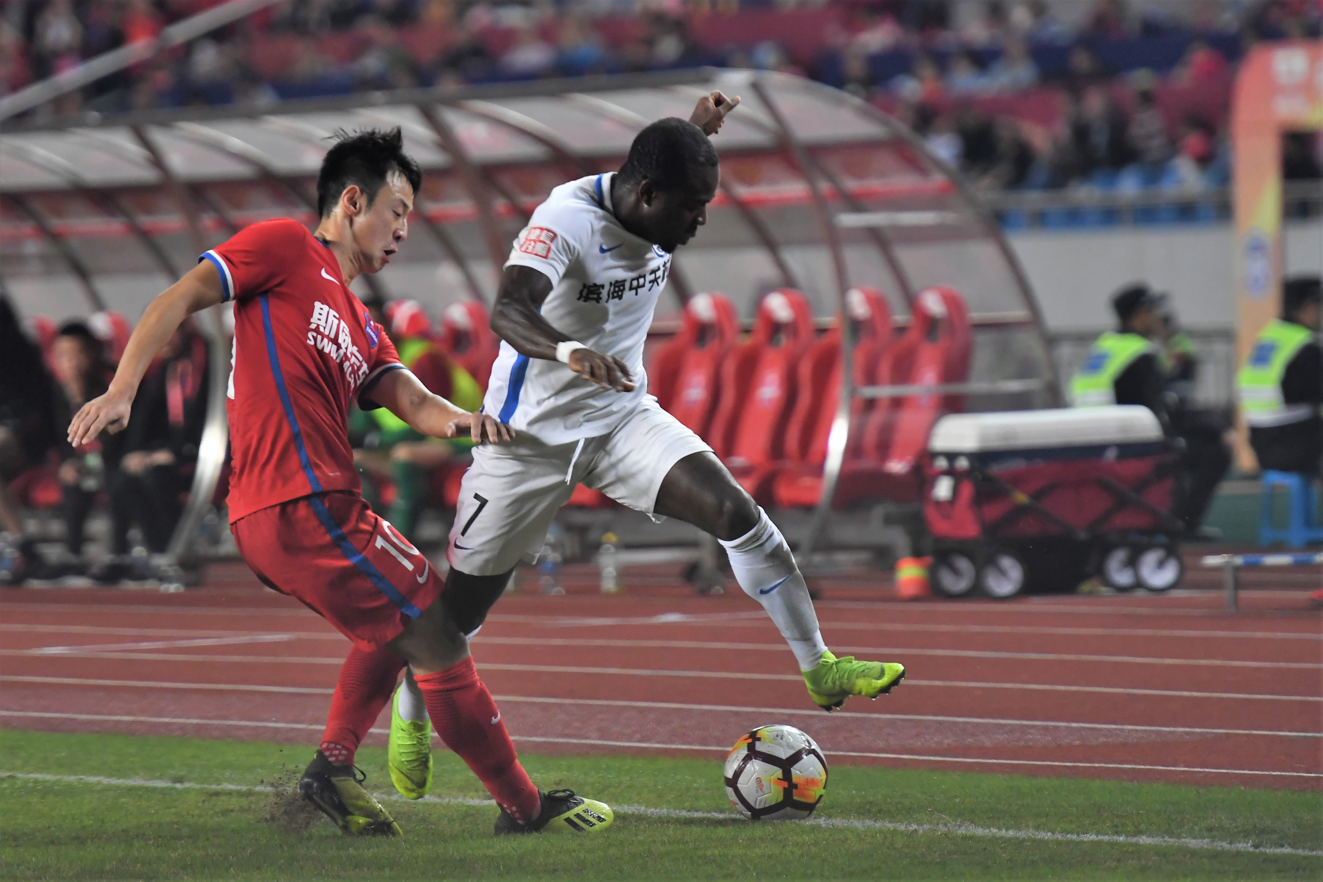 保级大战:重庆战胜泰达,暂时离降级区远去的简单介绍 保级大战:重庆战胜泰达,暂时离降级区远去的简单介绍