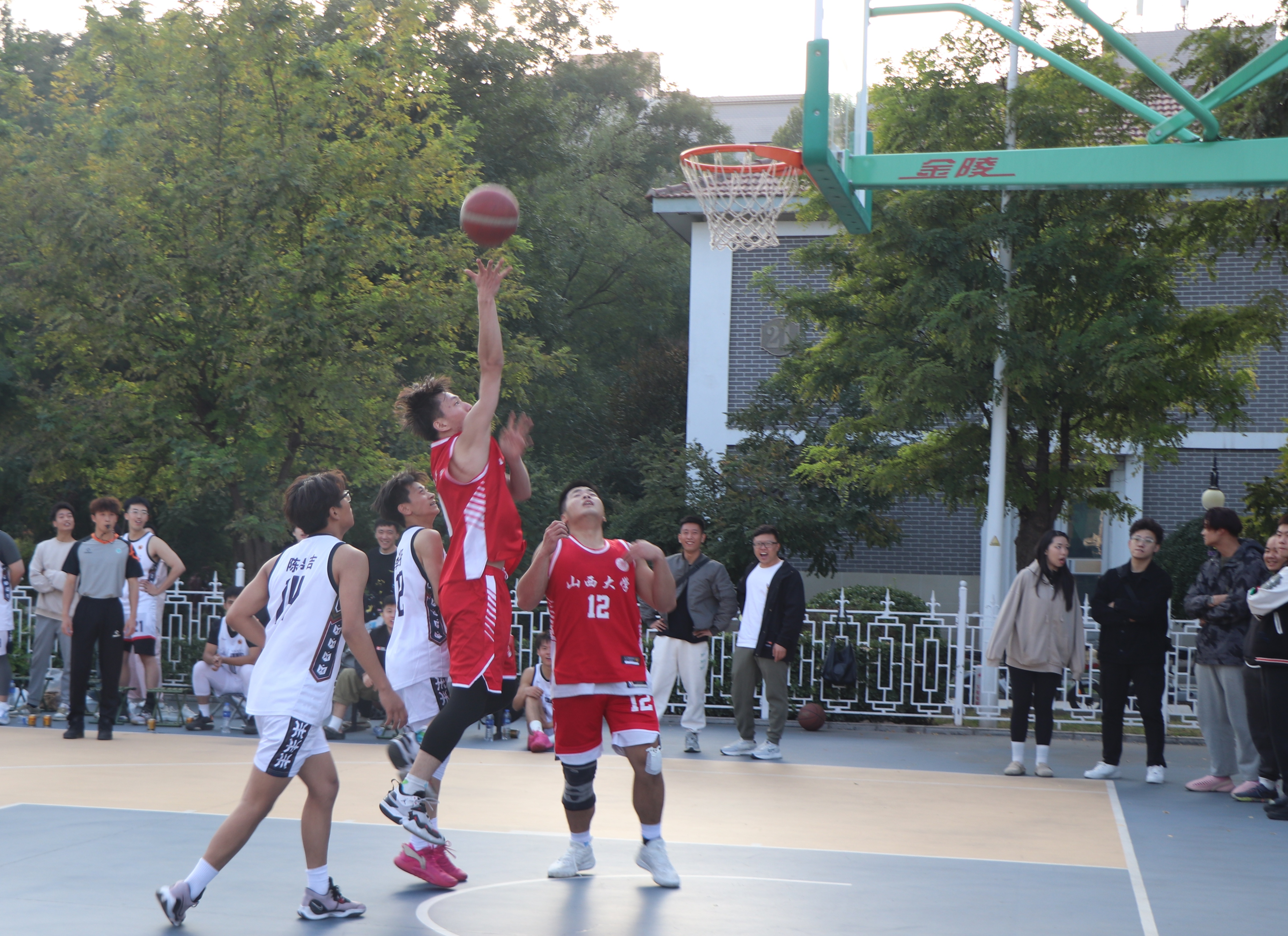 爱游戏官网入口-亚太篮球赛场上激烈角逐，球员拼尽全力争胜的简单介绍