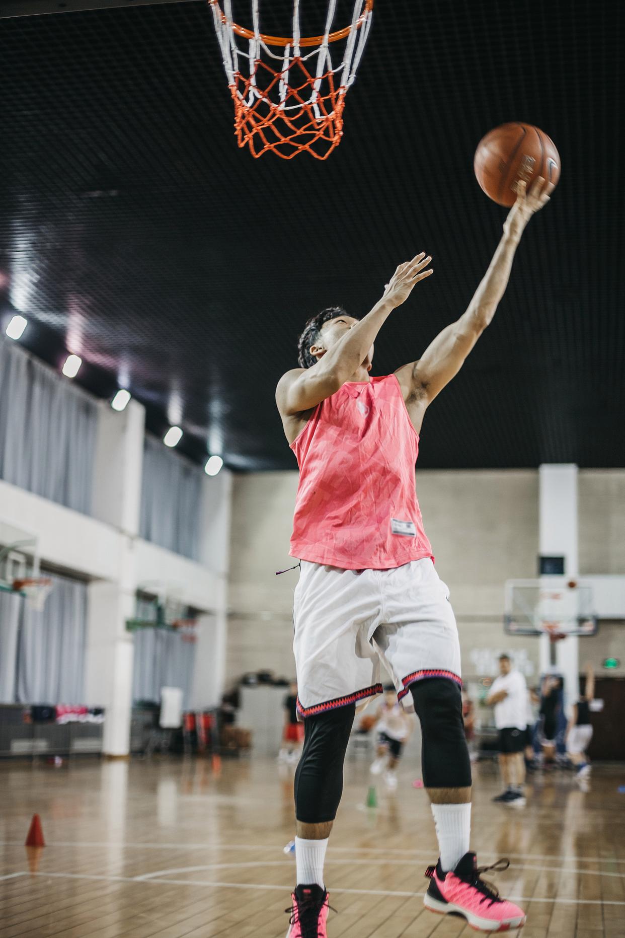 球员训练量身定制，篮球比赛战术极具深度